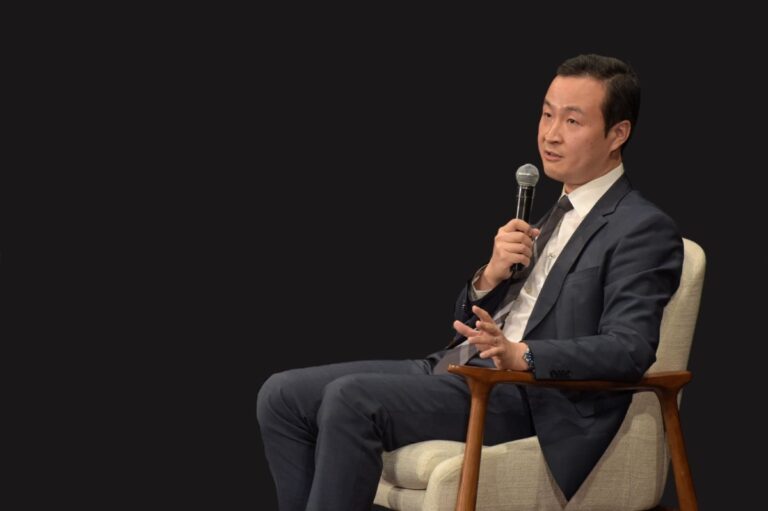 Dr Bob Li presenting material